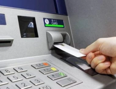 Τραπεζικές αναλήψεις από ΑΤΜ: Ξεκινούν σήμερα οι νέες χρεώσεις - Δείτε αναλυτικά